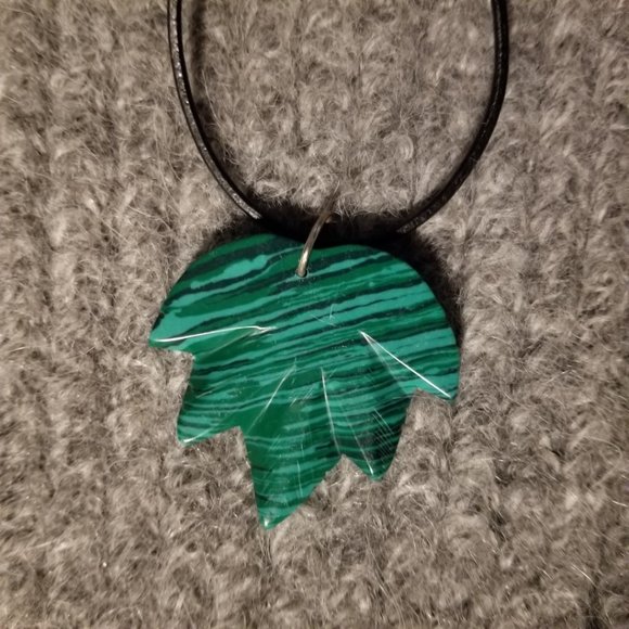Malachite gemstone leaf pendant, NWOT, black cord, artisan, unisex - Picture 2 of 3